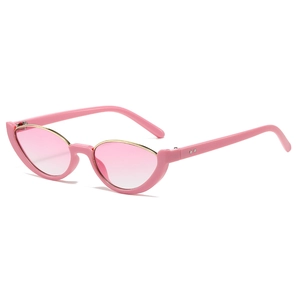 Occhiali da sole rosa cat-eye con finiture dorate e lenti sfumate, vista di 45 gradi