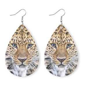 Kreative Lederohrringe in Tropfenform mit Leopardenmuster und Metallhaken auf weiß