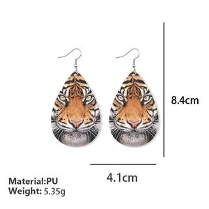 Tropfenohrringe aus PU-Leder mit Tigermuster und 8,4 cm Länge auf weißem Grund