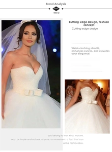 Détail de la robe de mariée bustier blanche avec paillettes, grand nœud et jupe en tulle multicouche