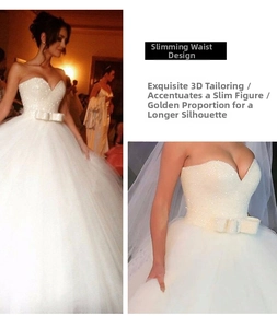 Détail du corsage blanc à paillettes en cœur avec jupe en tulle et nœud élégant