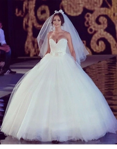 Détails de la robe de mariée à paillettes avec décolleté en cœur et jupe ample en tulle blanc