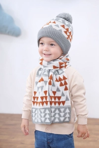 Détail de l'ensemble bonnet et écharpe tricotés pour enfant avec jacquard géométrique