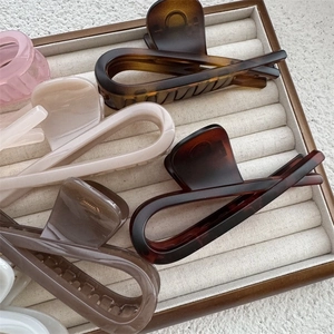 Large matte hair claws in diverse colors including tortoiseshell and beige tones