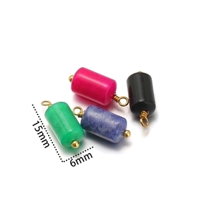 Set di quattro ciondoli a cilindro in pietra con filo dorato e misure di 15x6mm incluse
