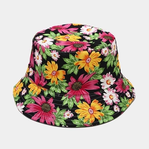 Détail de l'imprimé floral marguerite et des coutures sur ce chapeau bob réversible d'été