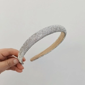 Sparkling padded headband with full rhinestone pavé and comfortable fabric lining