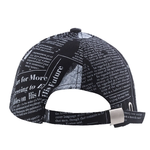 Gorra de béisbol retro con estampado de periódico y hebilla de metal ajustable en negro