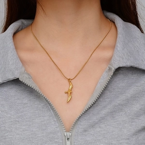 Vintage stainless steel seagull pendant necklace in gold for women's fashion