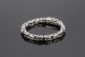 Détail macro du bracelet byzantin en V argenté avec fermoir de sécurité à fiches