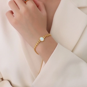 Elegant gold bracelet with round mother of pearl inlay and hollowed chain links