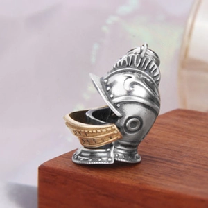 Gros plan d'un pendentif casque de chevalier médiéval bicolore sur bois