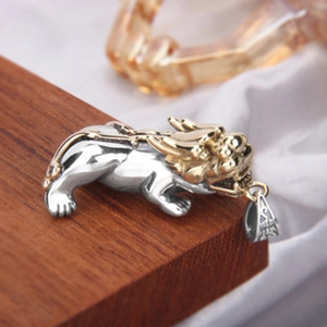 Vue macro du pendentif Pixiu argent et or avec détail du poinçon en argent massif S925