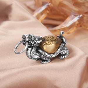 Gros plan du pendentif tortue dragon en argent s925 avec une carapace dorée gravée