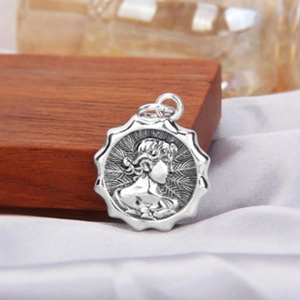 Gros plan du pendentif portrait en argent s925 vintage sur un bloc en bois rustique