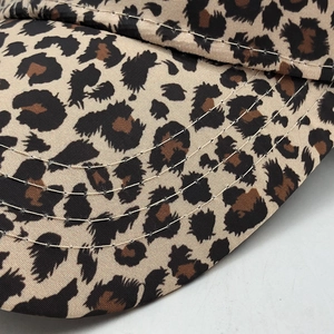 Detail der Baseballkappe mit Leopardenmuster und verstärkten Nähten am Schirm