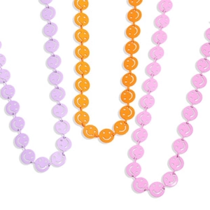 Détail de bracelets à maillons smiley colorés en violet, orange et rose éclatant