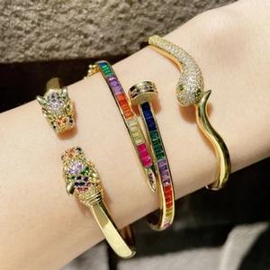 Gros plan de bracelets plaqués or 18k avec zircons multicolores et motifs léopard