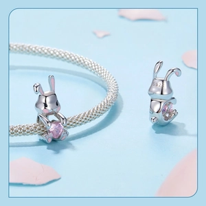 Vue détaillée du pendentif lapin en argent S925 avec pierre de zircone cœur rose