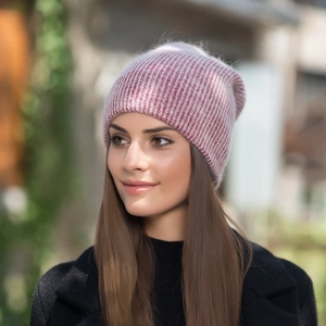 Primer plano de un gorro de lana de angora en degradado rosa con una textura suave