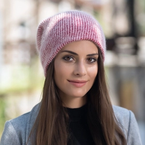 Detalle del patrón de punto rosa y blanco de un suave gorro de invierno de pelo de angora