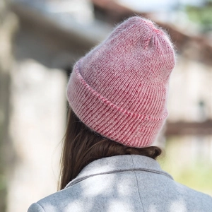 Detalle de la textura de un gorro de punto rosa en pelo de conejo de angora suave