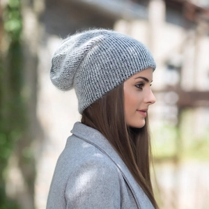 Primer plano del gorro gris de punto de pelo de conejo angora con una textura muy suave