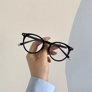 Detailaufnahme der Metallnieten und der 20-150 Größenmarkierung an der schwarzen Rundbrille