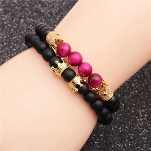 Set di bracciali con perle nero opaco e rosa con ciondoli a corona in oro lucido
