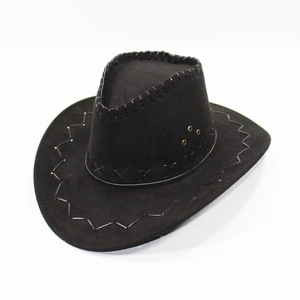 Detalle de sombrero de vaquero negro con costuras gruesas decorativas y ojales metálicos