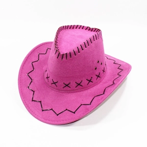 Detalle de sombrero vaquero rosa con bordado de punto de cruz negro y ala ancha plana