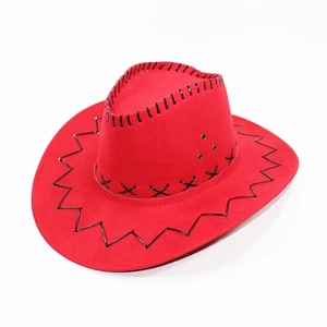 Detalle de sombrero vaquero rojo de ante con costuras negras y ojales metálicos