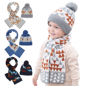 Détail de l'ensemble bonnet et écharpe tricotés pour enfants avec motifs d'animaux