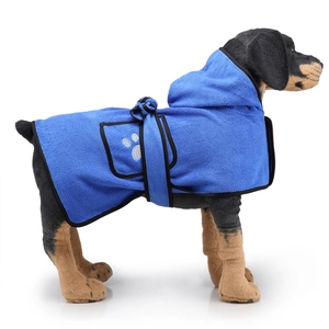 Dettaglio accappatoio blu per cani con cappuccio e ricamo a forma di zampa