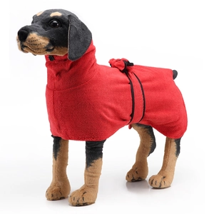 Dettaglio accappatoio rosso per animali con cappuccio e cintura regolabile per cani