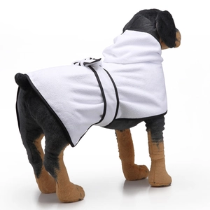Dettaglio dell'accappatoio bianco per animali con cappuccio e bordo nero, trama assorbente