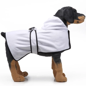 Dettaglio dell'accappatoio bianco per cani in microfibra con cappuccio e bordi