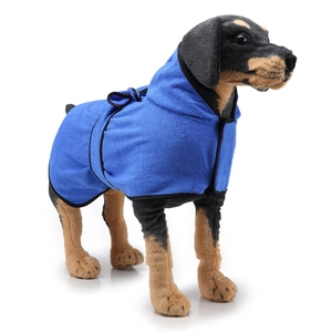 Dettaglio dell'accappatoio in microfibra blu per animali con cappuccio e cintura su cane