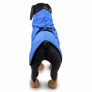 Dettaglio dell'accappatoio blu assorbente per animali con cappuccio e cinturino