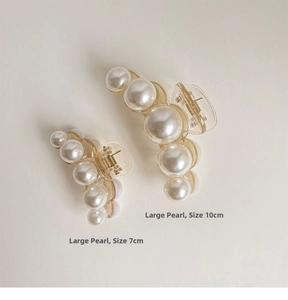 Detailed comparison of 10cm and 7cm amber hair claws with large pearl embellishments