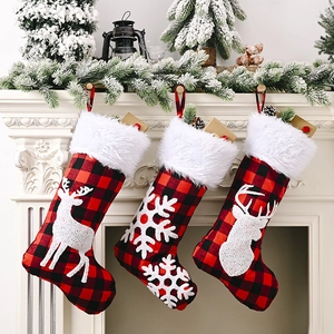 Chaussettes de Noël à carreaux rouges et noirs avec bordure en peluche et motifs d'élans