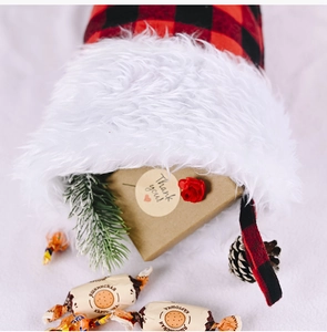 Détail d'une chaussette de Noël à carreaux rouges et noirs avec revers en fausse fourrure