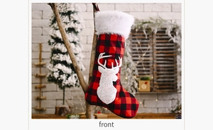 Détail de chaussette de Noël à carreaux rouges et noirs avec silhouette de renne et fourrure