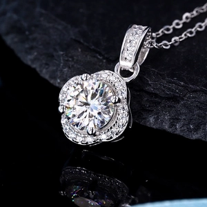 Squisita collana in argento S925 con pendente in moissanite rotonda e cornice di gemme
