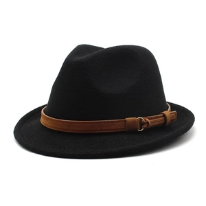 Sombrero Fedora clásico de lana negra con banda de cuero marrón y hebilla en vista lateral