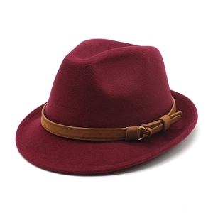 Detalle del sombrero de fieltro de lana granate con una elegante banda de cuero marrón