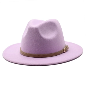 Detailansicht lila Wollhut mit braunem Lederband und goldener Metallschnalle am Fedora