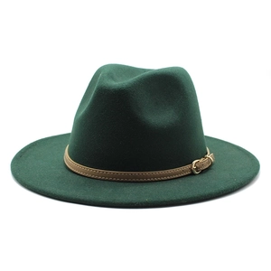 Detailansicht eines dunkelgrünen Wollhutes mit Khaki-Lederband und Goldschnalle