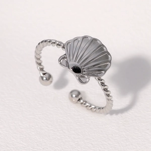 Anillo de acero inoxidable plateado con forma de concha y textura de cuerda trenzada