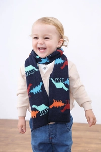 Détail d'une écharpe en tricot bleu marine avec motifs de dinosaures colorés pour enfants